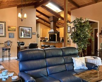 Karen`s Ferngully - Mendocino - Living room