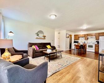 Lennie's House Near the Lake - Monroe - Living room