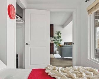 2 Bedroom walkout basement suite - Okotoks - Slaapkamer