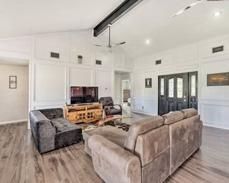Pet-Friendly Lockhart Home With Private Yard! - Lockhart