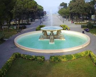 Apartment by the sea with garden, beach included - Rímini - Piscina