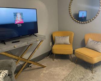 Dubuque Luxury Rental Suites 109 - Dubuque - Living room