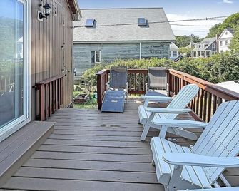 Beach Daze Cottage - York - Balcony