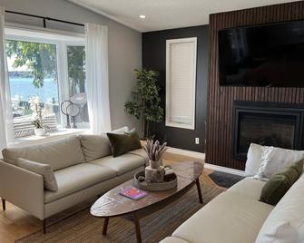 Cozy Waterfront Home near Prince Edward County With Gorgeous Lake Views - Brighton - Sala de estar