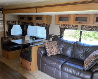 Beautiful family gathering @ PierVana North. - Saint Albans - Living room