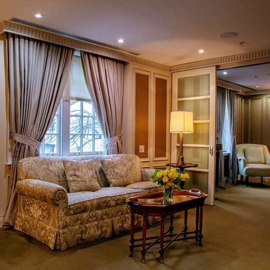 Living room view of Windsor Arms Hotel