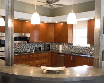 Modern Desert Retreat with Summer Pool & Spa Peaceful Las Cruces Escape - Las Cruces - Kitchen