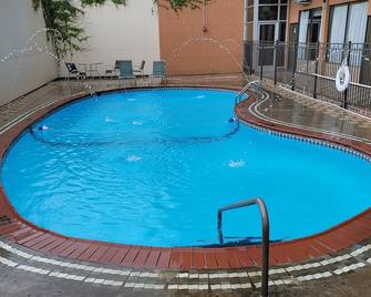 Downtown Inn And Suites - Asheville - Pool