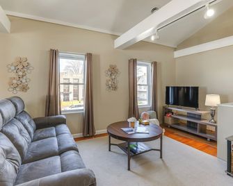 1 Block to Dtwn Seneca Falls: Apartment w/ Yard! - Seneca Falls - Вітальня