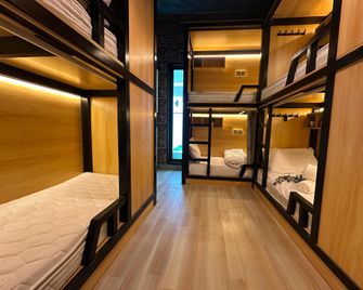 Luxury Hostel Bedspace In Downtown Near Metro - Dubai - Bedroom