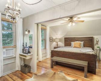 ~ Charming home close to everything ~ - Manistee - Спальня