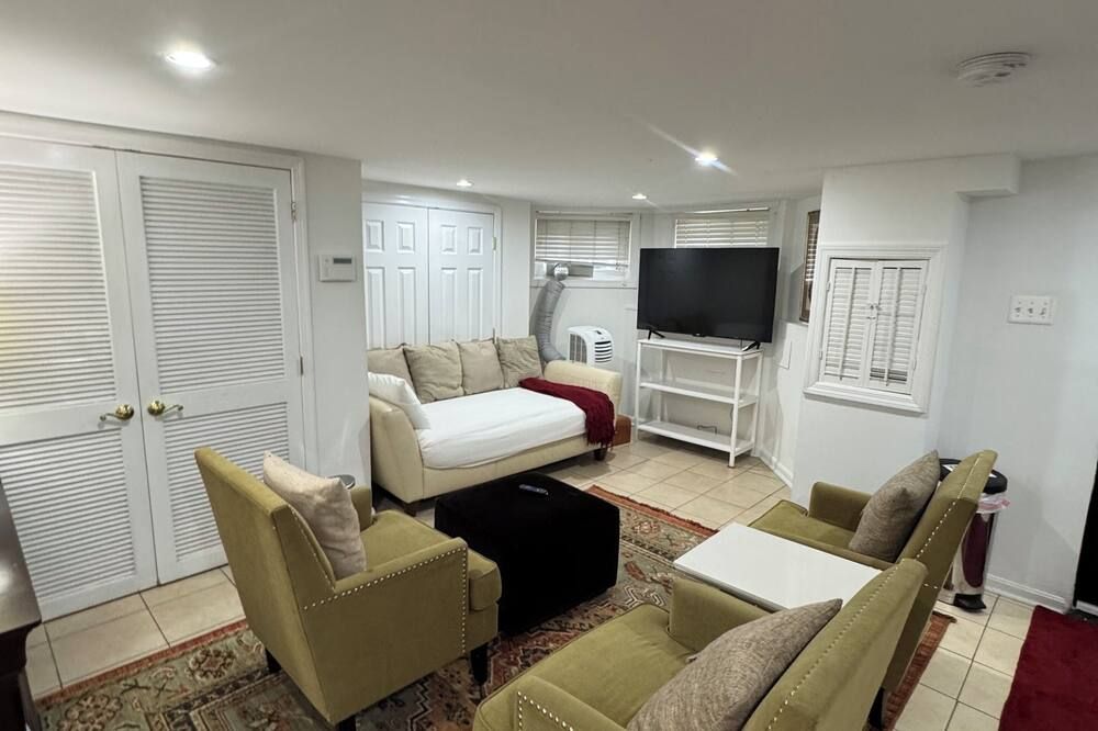 Short Walk To Lidl Grocery Store-27,000 Sq Ft. Metro - واشنطن د.ك. - غرفة معيشة