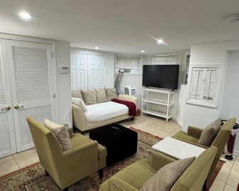 Short Walk To Lidl Grocery Store-27,000 Sq Ft. Metro - Washington D. C. - Sala de estar