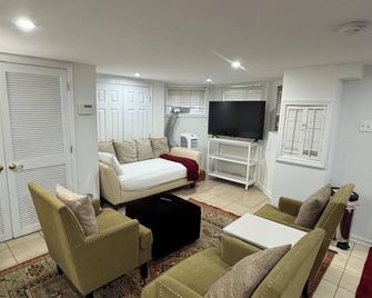 Short Walk To Lidl Grocery Store-27,000 Sq Ft. Metro - Washington D. C. - Sala de estar