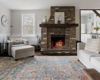 NEW! Hudson Valley 1830s Farmhouse: Pool, Tennis Court & 14 private acres! - Montgomery - Living room