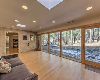 Ruidoso Getaway with Deck - 16 Mi to Ski Apache - Ruidoso - Oturma odası