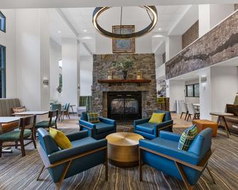 هامبتون إن آند سويتس ليك جورج - لاكي جورج - ردهة