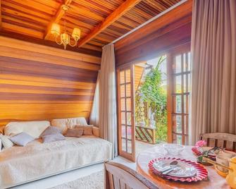 Studios completos perto da praia da Armação e do Parque Beto Carrero - TRS - Penha - Salon