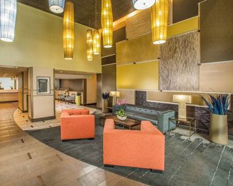 Best Place to Unwind! Spacious Living Area, Pool, Parking, Near Bellevue Square! - Bellevue - Lobby