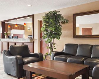 Days Inn & Suites by Wyndham Cochrane - Cochrane - Sala de estar