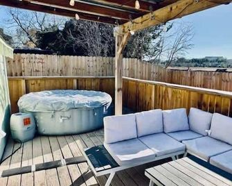 Boardwalk Bungalow 1 For 6 - League City