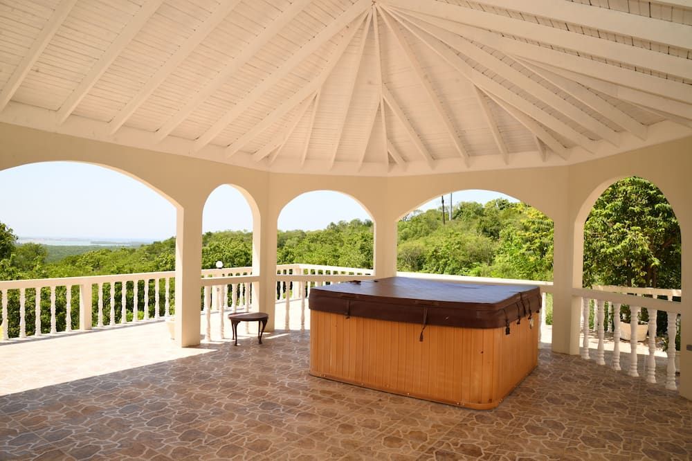 ريتريت جيست هاوس لوكشري سويتس - فالماوث (جامايكا) - شرفة
