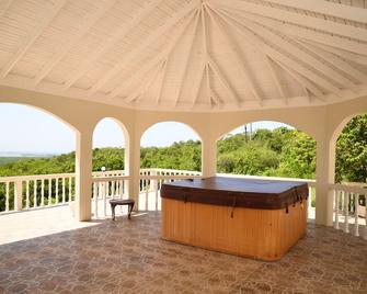 Retreat Guesthouse Luxury Suites - פאלמאות' (ג'מייקה) - מרפסת