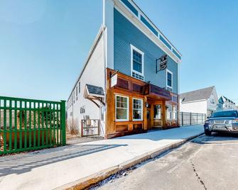 Downtown suite near with water with central AC and shared washer/dryer - Mount Desert - Gebouw
