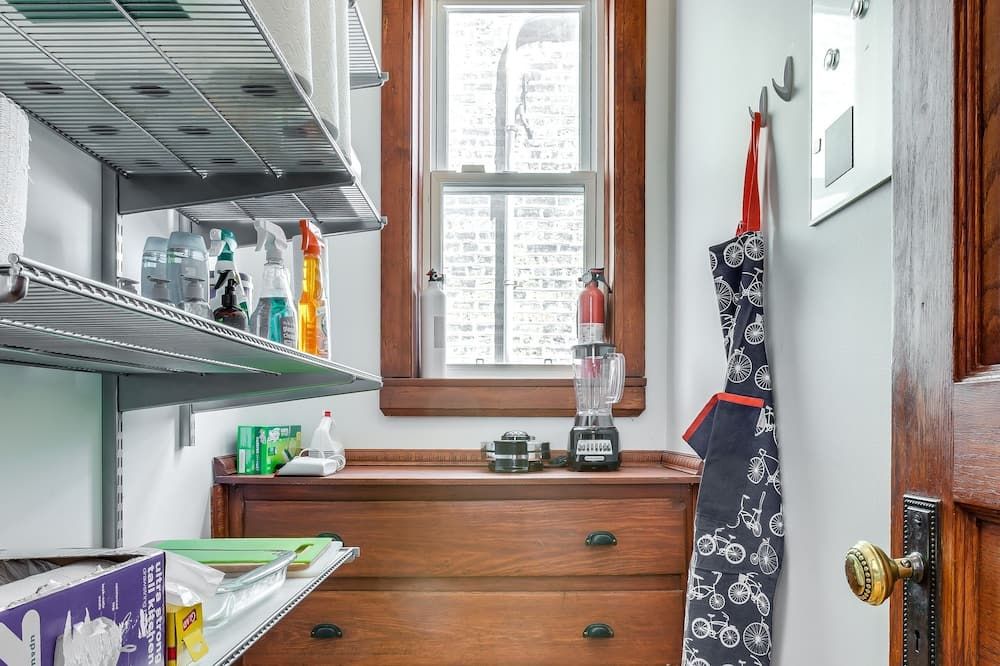 Garage Parking! Walk to Logan Square Station Plus Great Local Restaurants and Bars - Chicago