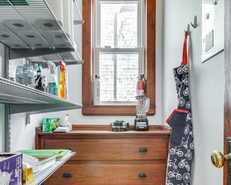Garage Parking! Walk to Logan Square Station Plus Great Local Restaurants and Bars - Chicago