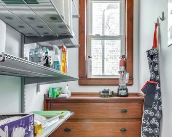 Garage Parking! Walk to Logan Square Station Plus Great Local Restaurants and Bars - Chicago