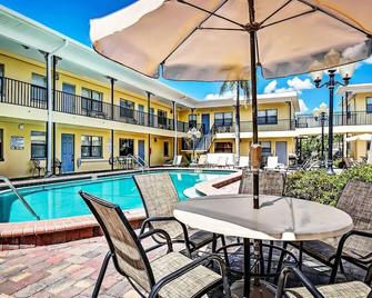 Adorable Studio with Gulf Views and Easy Access to the Beach! - Redington Beach - Pool