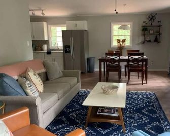 Hillside Hideaway -Private- .8 to Covington square - Covington - Wohnzimmer