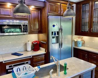 Happy Hedgehog River Views Hot Tub Priva - Ahwahnee - Kitchen