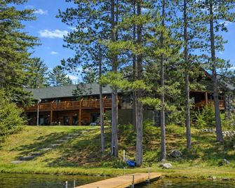 Minocqua Lake Condo B7- 2 Story Rustic Town Home - Minocqua - Budova