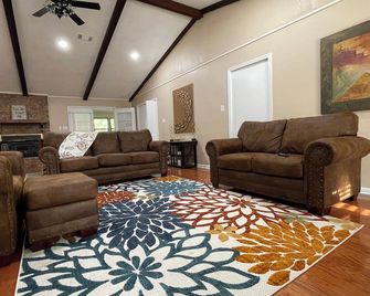 Spacious 5-bedroom house in welcoming Pine Bluff with WiFi, AC - Pine Bluff - Soggiorno