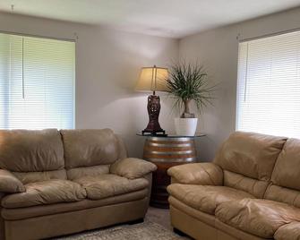 Leaf Peeping Getaway! URI Visitors! Celebrate or Retreat in a Cozy, Coastal Area - Narragansett - Living room