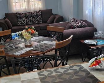 Victoria's Place Unit B, Charming 2-bedroom apartment with AC, WiFi - Carenage
