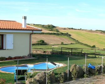 Sos Giajos Rural House - Nulvi - Piscina