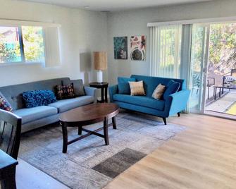 Fantastic 3-bedroom house with AC in sunny San Diego - San Diego - Sala de estar