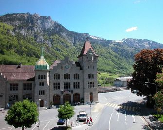 Hotel Post Glarnerhof - Glarus - Building