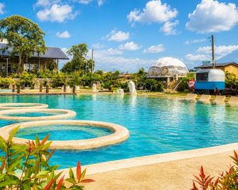 FarmKo Glamping and Agri-leisure Resort - Dolores - Piscina