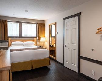 Swiss Chalet Motel - Revelstoke - Bedroom