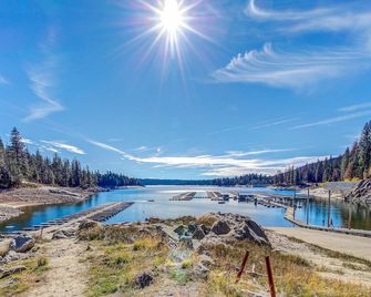 Rustic Condo with Shared Pool & Hot Tub - Walking Distance to Huntington Lake - Lakeshore - Beach