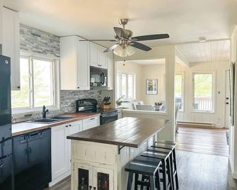 French River family friendly, boat friendly, close to ammenties cottage - French River - Kitchen