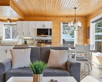Lakeside Retreat with Hot Tub - Windsor