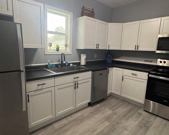 2-bedroom apartment close to uptown Creston with WiFi and off street parking. - Creston - Kitchen