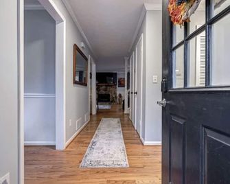 Charming 4-bedroom home in a warm, welcoming community. - Dacula - Pasillo