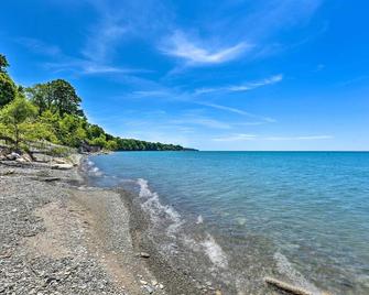 Charming Lake Erie Getaway Walk to Beach! - North East - Strand