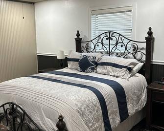 Lake view Stockton cabin. Close to water. - Stockton - Bedroom
